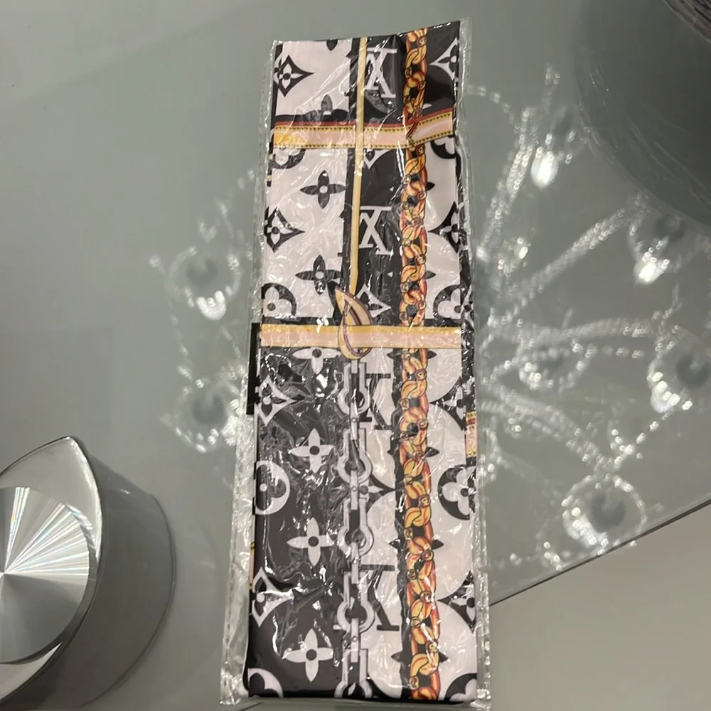 Louis Vuitton Luxury twilly black and white! - Picture 6 of 9